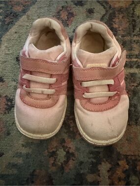 Kids Pink Velcro Sneakers - Comfortable Everyday Shoes stride rite